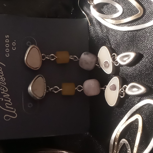 Universal thread earrings and a stamped braided cuff bracelet. Lot Of 3 - Picture 3 of 7